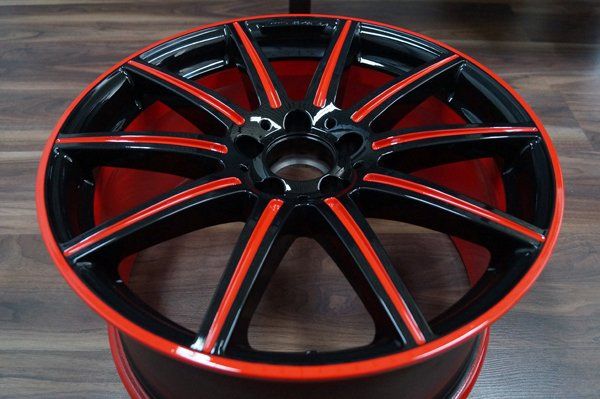 Nachher: Mercedes-AMG: Komplettlackierung Schwarz mit rotem Konturring