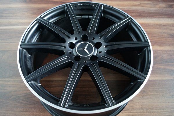 Vorher: Mercedes-AMG: Komplettlackierung Schwarz mit rotem Konturring