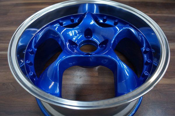 Blau pulverbeschichtete Felge mit poliertem Bett