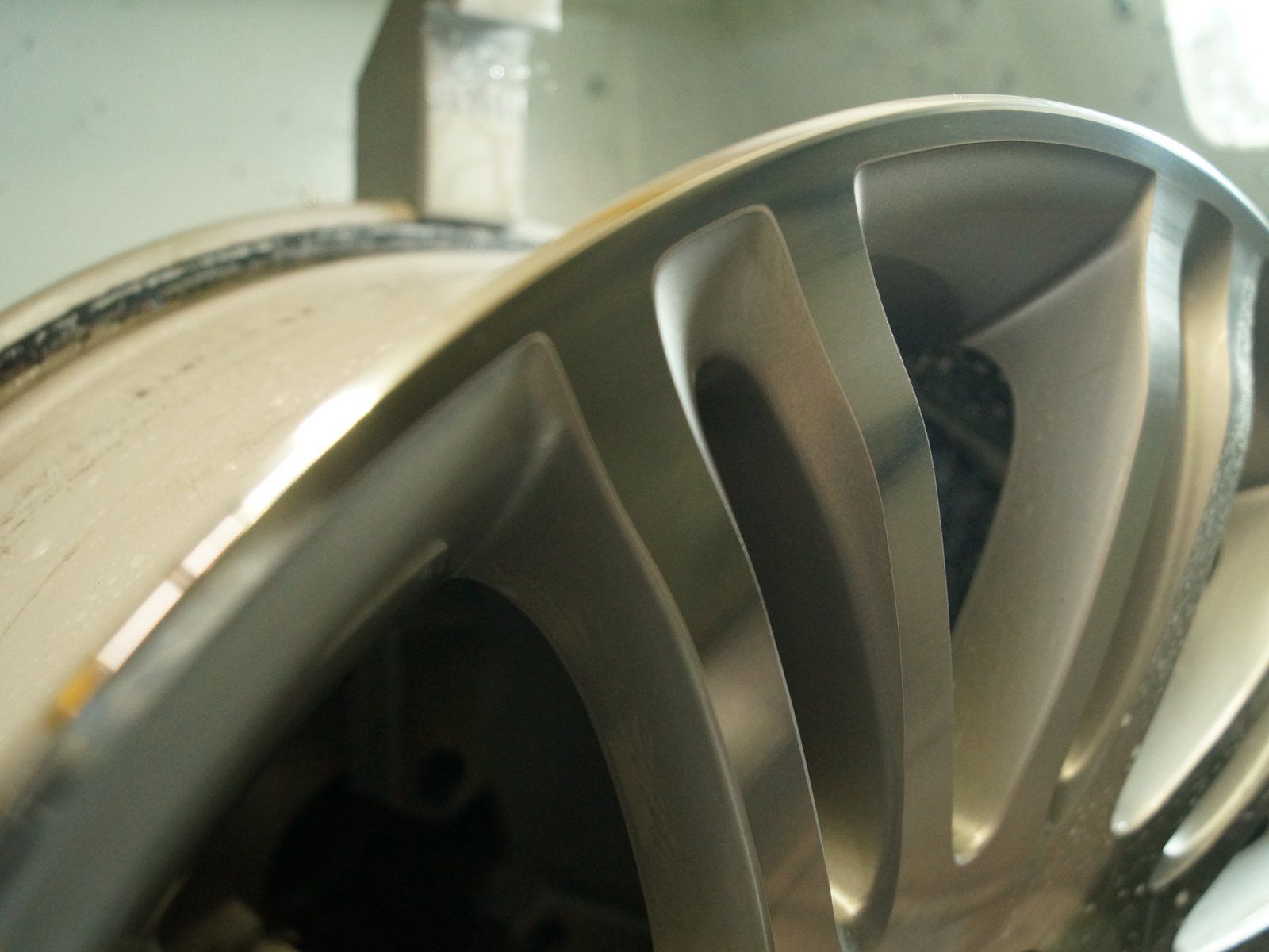 Glanzgedrehte Mercedes-Felge mit lackiertem Speichenbett