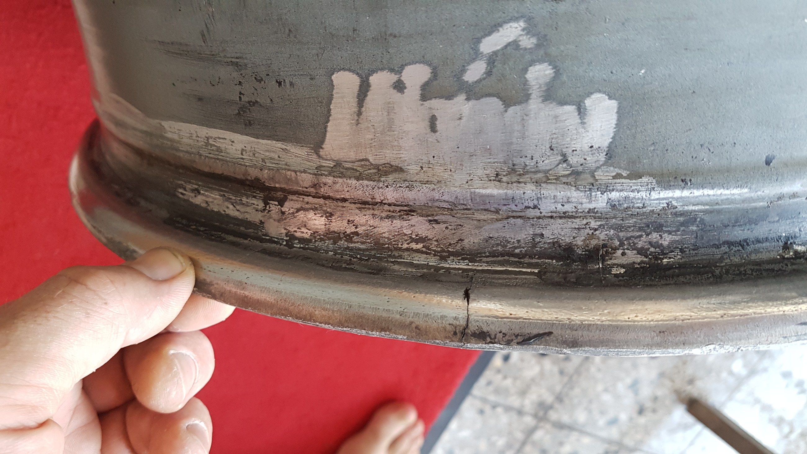 Riss in einer Aluminiumfelge, sichtbar gemacht bei der Prüfung