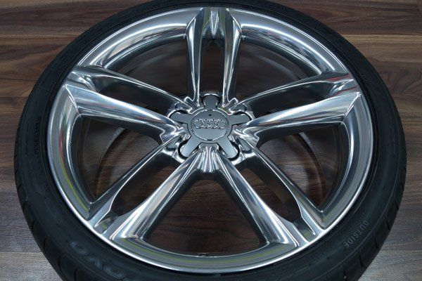 Hochglanzverdichtete Audi-Felge mit Acrylbeschichtung